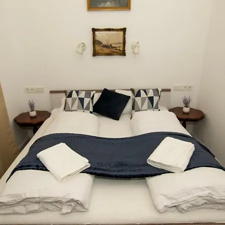 Bed and breakfast Kira Panzió *