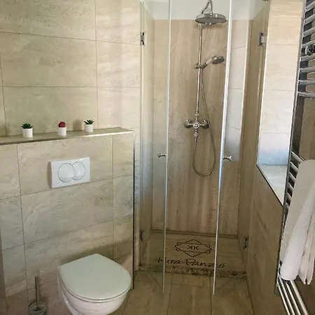 Kira Panzió *
