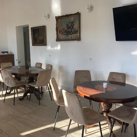 Kira Panzio 住宿加早餐酒店 Lengyeltoti