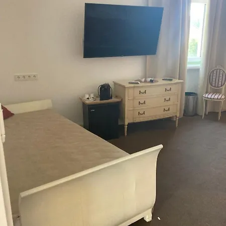 Kira Panzió Panzió *