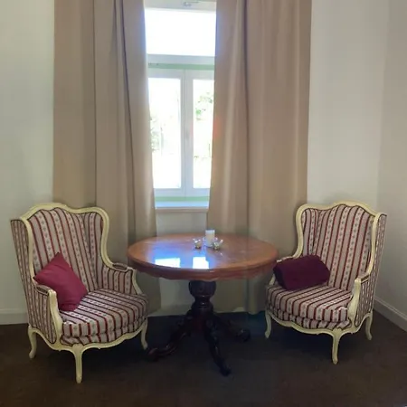 Bed and breakfast Kira Panzió