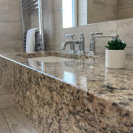 Kira Panzió Panzió